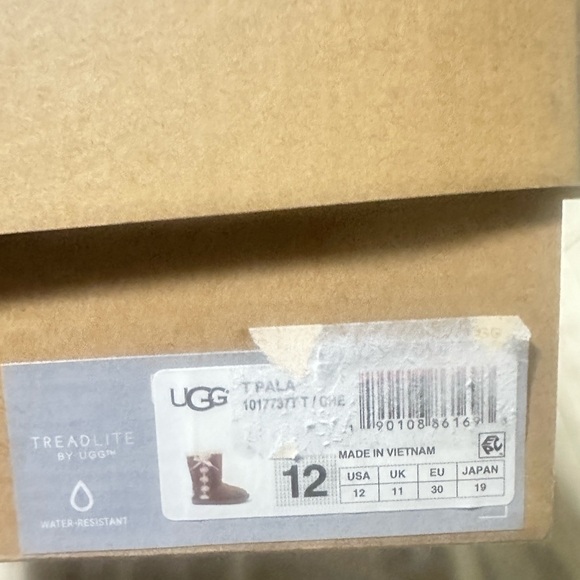 Girls Ugg Boots - Picture 2 of 7
